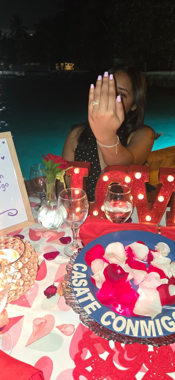 Michell mostrando emocionada su anillo