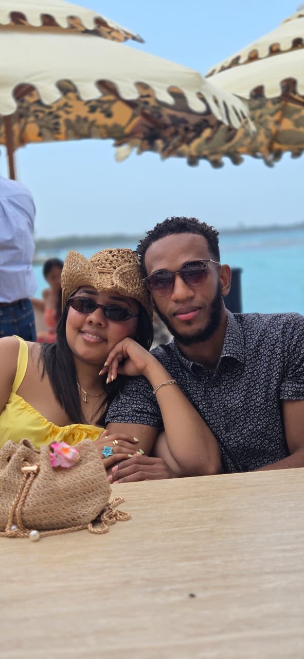 Michell y Anthony compartiendo junto al mar