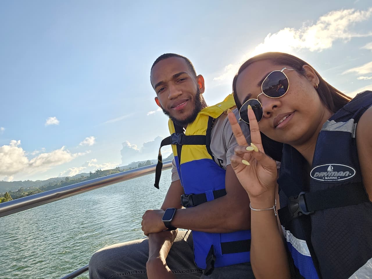 Michell y Anthony disfrutando juntos un paseo en el agua