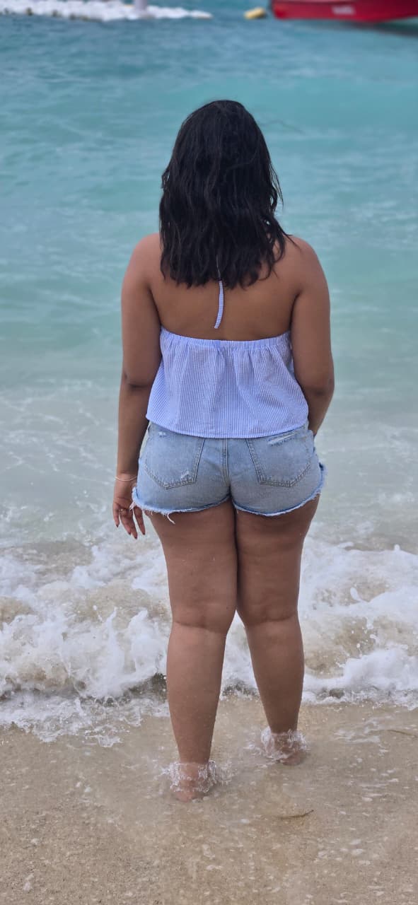 Michell mirando el mar