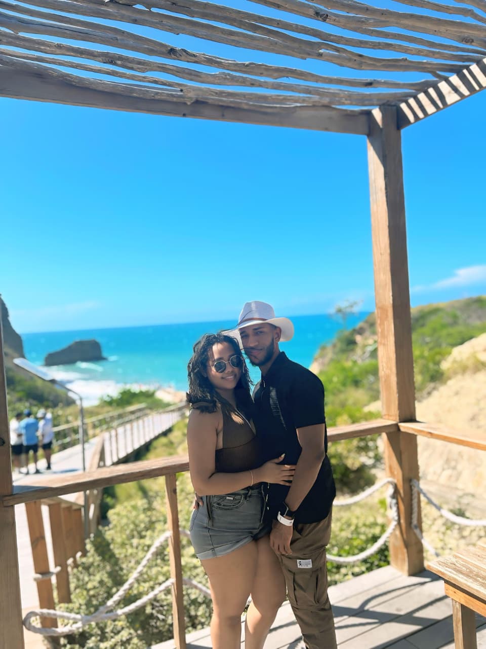 Michell y Anthony abrazados frente al mar