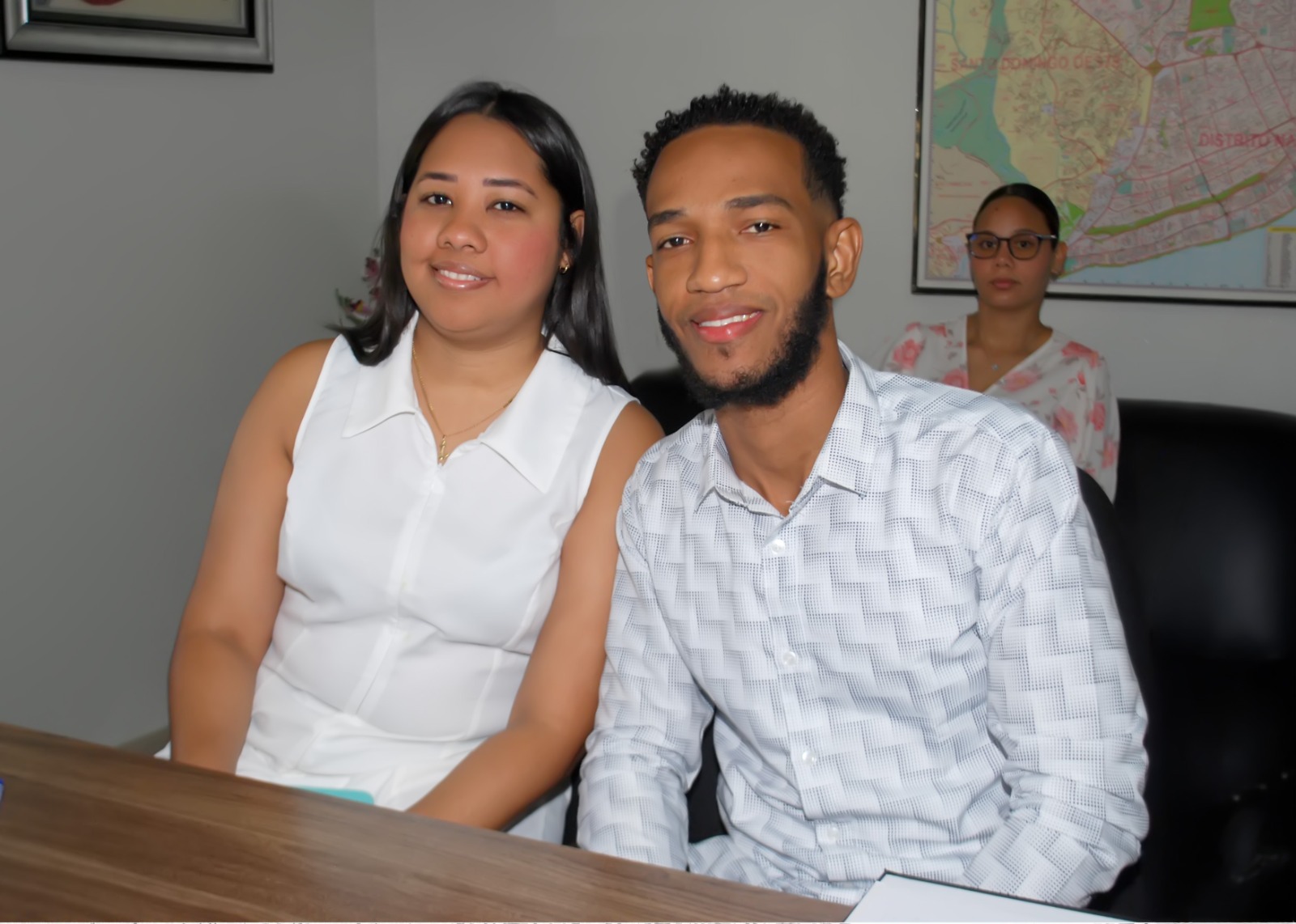 Michell y Anthony juntos después de firmar