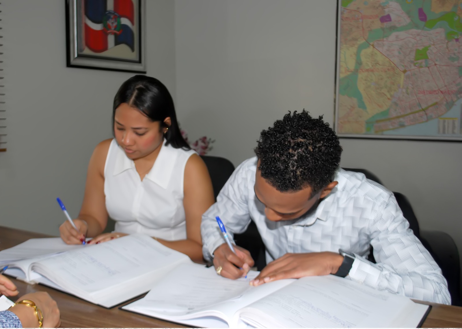Michell y Anthony firmando su matrimonio
